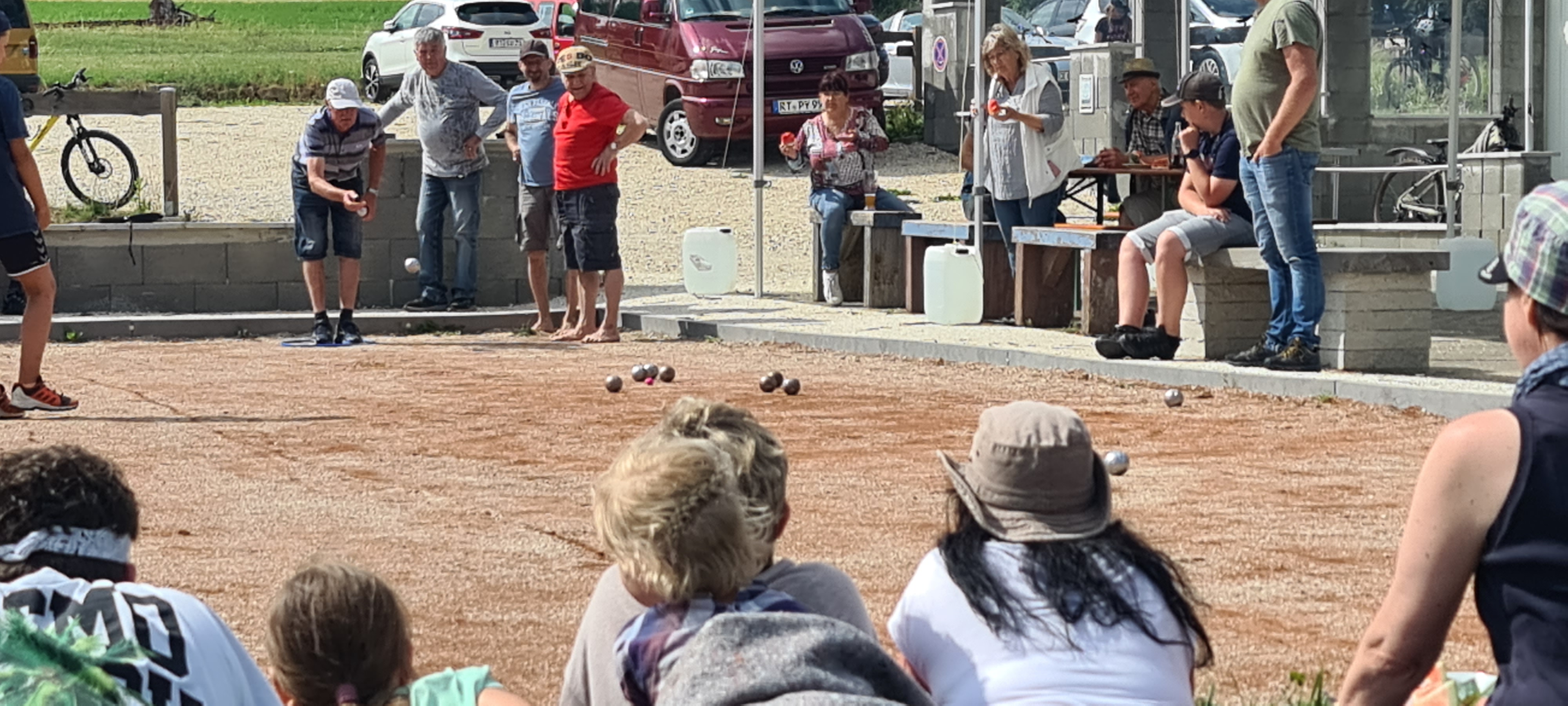 DAS TEAM DER FRECHEN FREUNDE SCHIEBT DAS SCHWEINCHEN DURCH DEN SANDKASTEN